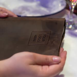 Skórzane okładki na menu, uchwyt na menu, okładka na menu do restauracji, składane menu do hot dogów, książka z menu, projekt okładki menu, teczka na menu do kawiarni i baru