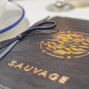 Porte-menu rustique avec reliure en cuir
