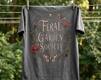 Maglietta Feral Garden Society, maglietta Dark Cottagecore, maglietta botanica gotica, maglietta a tema natura e stregoneria, maglietta con grafica di falene e fiori
