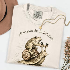 Nyckfull groda och snigel-t-shirt, iväg för att gå med i all oväsen, rolig djurt-t-shirt från Cottagecore, vintage etsad groda-tröja, mysig kaospresent bild 9