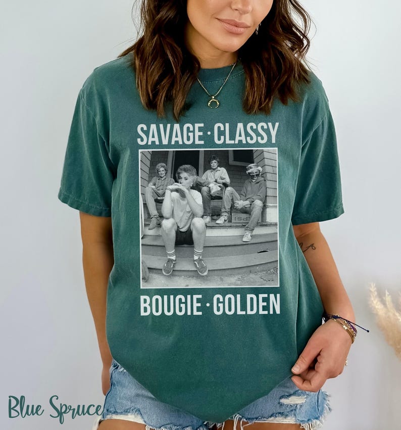 Puede incluir: Una camiseta verde azulada con una foto en blanco y negro de cuatro personas sentadas en un porche. El texto "Savage - Classy" est&aacute; por encima de la foto y "Bougie - Golden" est&aacute; por debajo de la foto.