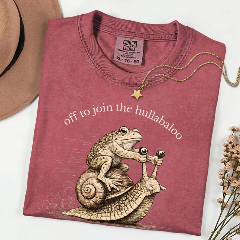 Nyckfull groda och snigel-t-shirt, iväg för att gå med i all oväsen, rolig djurt-t-shirt från Cottagecore, vintage etsad groda-tröja, mysig kaospresent Crimson