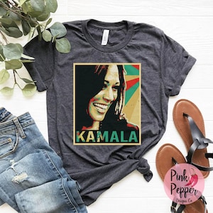 Chemise Kamala Harris, Mme President Kamala Harris tshirt Victoire 2024, cadeau Kamala Harris, virgule La, adulte unisexe et jeunes tailles jusqu'à 4XL