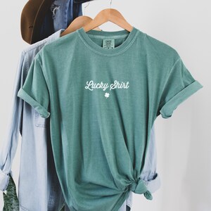 Comfort Colors Vintage St. Patrick&#39;s Day T-Shirt: Retro Lucky Shamrock