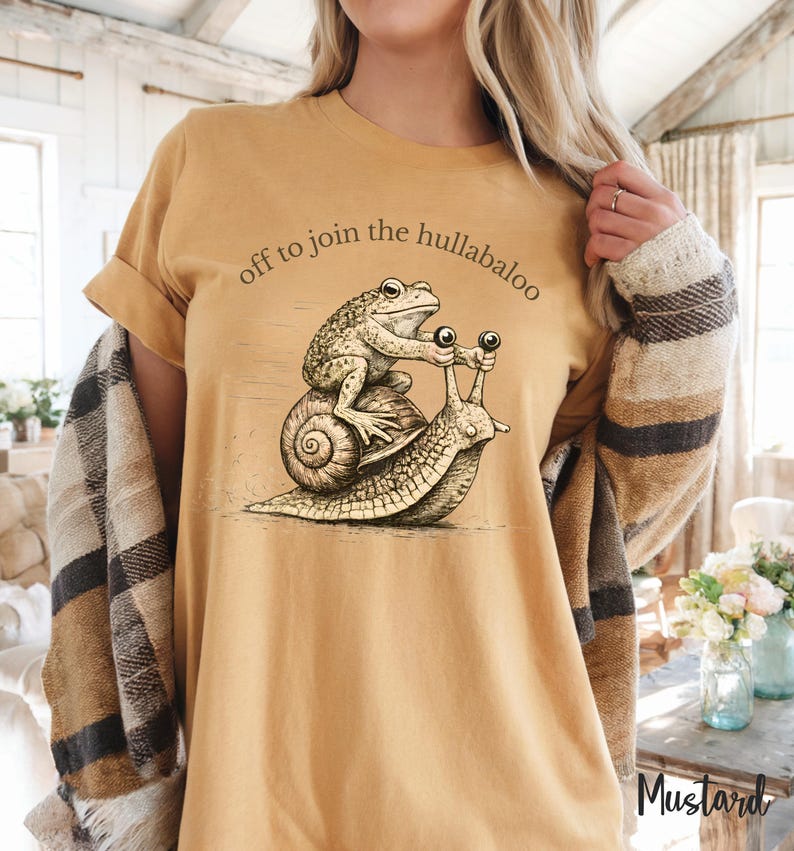 Nyckfull groda och snigel-t-shirt, iväg för att gå med i all oväsen, rolig djurt-t-shirt från Cottagecore, vintage etsad groda-tröja, mysig kaospresent Mustard