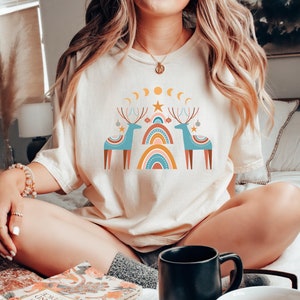 Camiseta navideña retro Comfort Colors: diseño bohemio de reno y árbol Ivory