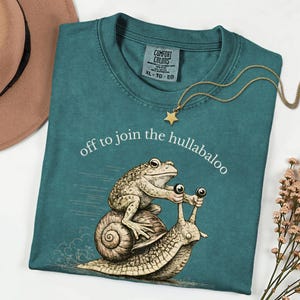 Nyckfull groda och snigel-t-shirt, iväg för att gå med i all oväsen, rolig djurt-t-shirt från Cottagecore, vintage etsad groda-tröja, mysig kaospresent Blue Spruce