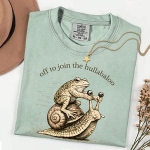 Nyckfull groda och snigel-t-shirt, iväg för att gå med i all oväsen, rolig djurt-t-shirt från Cottagecore, vintage etsad groda-tröja, mysig kaospresent Bay