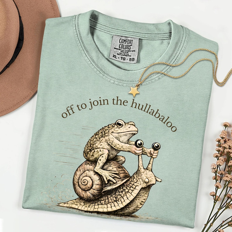 Nyckfull groda och snigel-t-shirt, iväg för att gå med i all oväsen, rolig djurt-t-shirt från Cottagecore, vintage etsad groda-tröja, mysig kaospresent Bay
