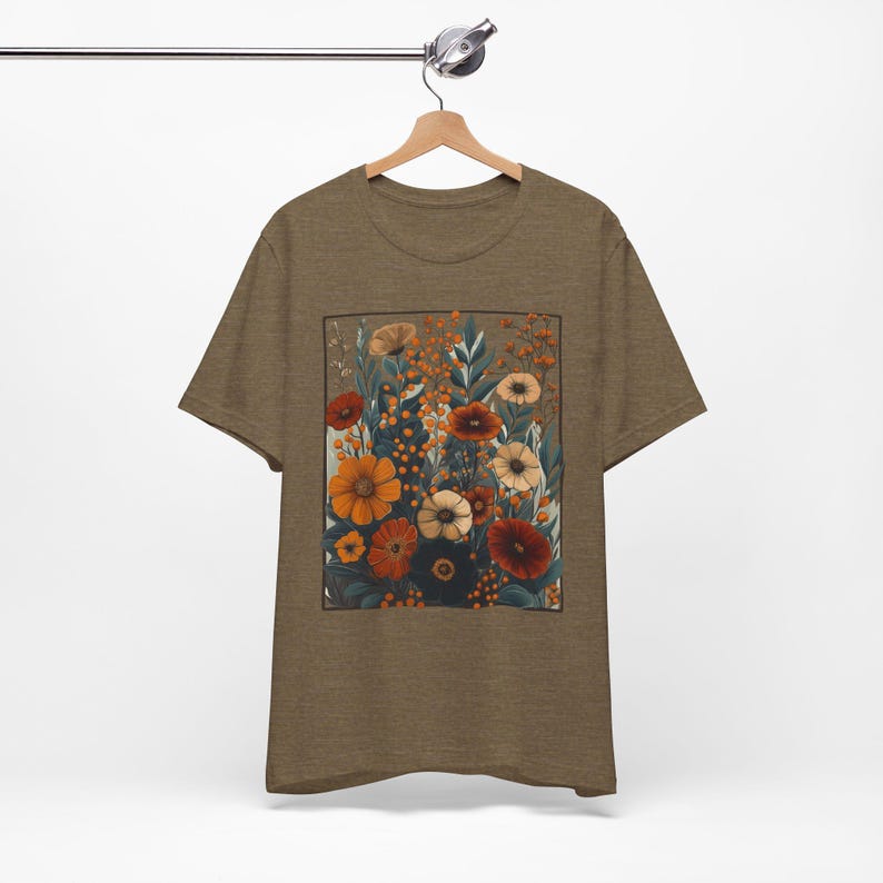 Camiseta Boho Cottagecore: Jardín de flores silvestres de otoño, botánica hippie Heather Olive