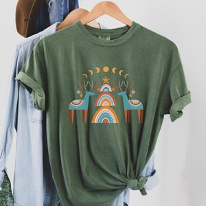 Camiseta navideña retro Comfort Colors: diseño bohemio de reno y árbol Hemp
