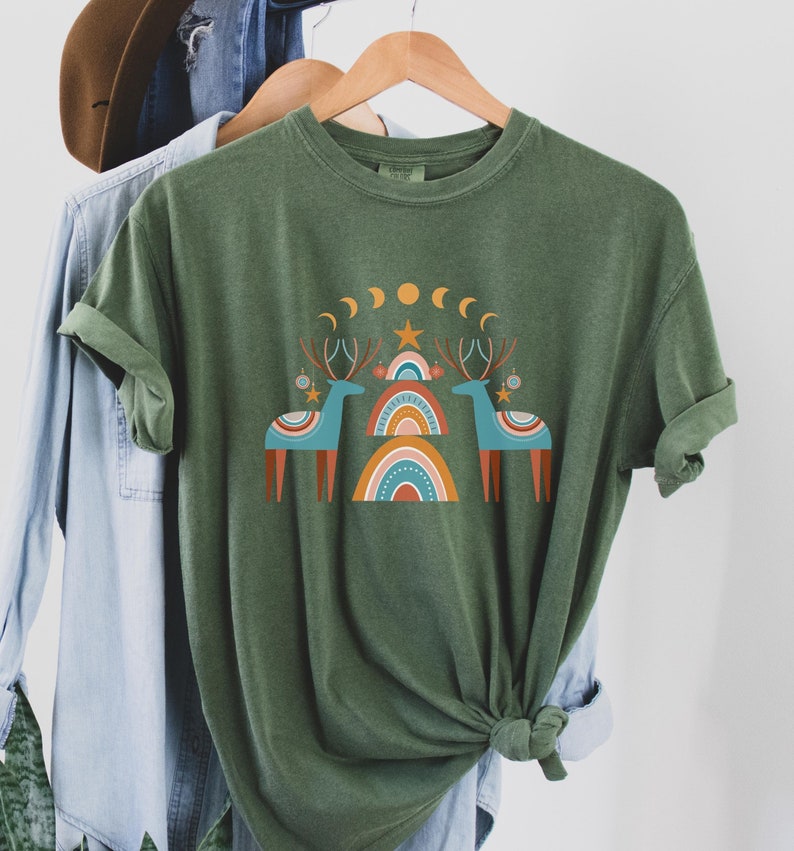 Camiseta navideña retro Comfort Colors: diseño bohemio de reno y árbol Hemp