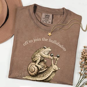 Nyckfull groda och snigel-t-shirt, iväg för att gå med i all oväsen, rolig djurt-t-shirt från Cottagecore, vintage etsad groda-tröja, mysig kaospresent Espresso