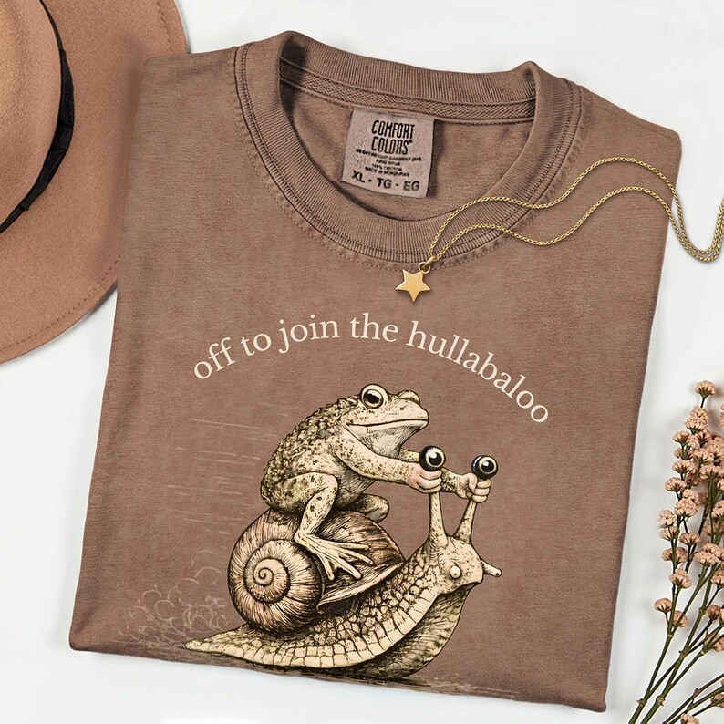 Nyckfull groda och snigel-t-shirt, iväg för att gå med i all oväsen, rolig djurt-t-shirt från Cottagecore, vintage etsad groda-tröja, mysig kaospresent Espresso