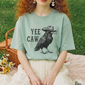Camiseta Yee Caw, camiseta divertida de vaquero cuervo, camiseta con juego de palabras del oeste, camiseta con gráfico de cuervo, camiseta con humor de aves y animales, regalo Crowcore