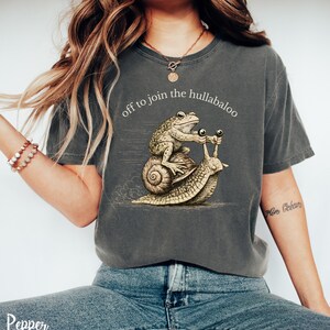 Nyckfull groda och snigel-t-shirt, iväg för att gå med i all oväsen, rolig djurt-t-shirt från Cottagecore, vintage etsad groda-tröja, mysig kaospresent Pepper