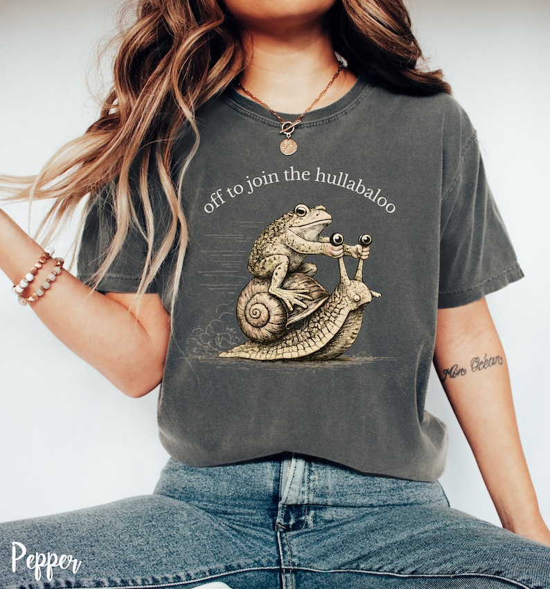 Nyckfull groda och snigel-t-shirt, iväg för att gå med i all oväsen, rolig djurt-t-shirt från Cottagecore, vintage etsad groda-tröja, mysig kaospresent Pepper