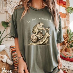 Nyckfull groda och snigel-t-shirt, iväg för att gå med i all oväsen, rolig djurt-t-shirt från Cottagecore, vintage etsad groda-tröja, mysig kaospresent Moss