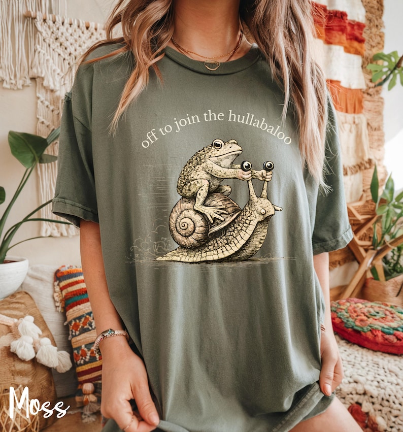 Nyckfull groda och snigel-t-shirt, iväg för att gå med i all oväsen, rolig djurt-t-shirt från Cottagecore, vintage etsad groda-tröja, mysig kaospresent Moss