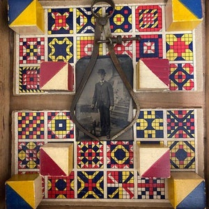 Assemblagekunst, gevonden objectkunst, oude houten lade, blokken om een reeks geometrisch ontwerp te maken, vintage remklauwen, vaderdagcadeau
