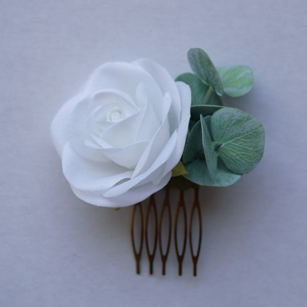 Minimal flower comb with realistic flowers