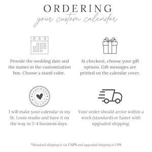 K&ouml;nnte beinhalten: Bild mit Text: "ORDERING your custom calendar." Anweisungen umfassen die Angabe des Hochzeitsdatums, die Auswahl von Geschenkoptionen und Anpassungsdetails. Der Kalender wird in St. Louis handgefertigt und innerhalb einer Woche versandt.