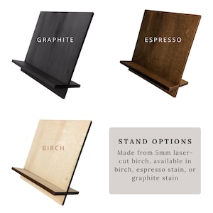 K&ouml;nnte beinhalten: Holzst&auml;nder in den Ausf&uuml;hrungen Graphit, Espresso und Birke. Jeder St&auml;nder hat eine schr&auml;ge R&uuml;ckseite und ein kleines Regal unten. Der Text auf dem Bild lautet "GRAPHITE", "ESPRESSO", "BIRCH" und "STAND OPTIONS".