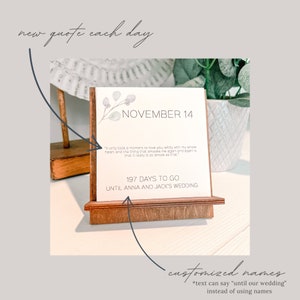 K&ouml;nnte beinhalten: Ein Holz-Schreibtischkalender mit einer wei&szlig;en Karte mit der Aufschrift "NOVEMBER 14" und einem Zitat. Der Kalender lautet "197 TAGE BIS ZUR HOCHZEIT VON ANNA UND JACK." Der Text "new quote each day" und "customized names" sind ebenfalls sichtbar.