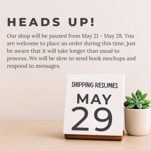 K&ouml;nnte beinhalten: Ein wei&szlig;er Kalender mit dem Text "SHIPPING RESUMES MAY 29" steht auf einem Holzsockel. Rechts befindet sich eine kleine Topf-Sukkulente. Der Text "HEADS UP!" steht oben.