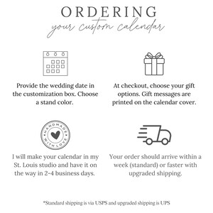 K&ouml;nnte beinhalten: Eine Grafik mit Anweisungen zum Bestellen eines individuellen Hochzeitskalenders. Die Grafik enth&auml;lt ein Kalendersymbol, ein Geschenkboxsymbol, ein LKW-Symbol und einen handgefertigten Stempel mit Liebe. Der Text lautet: "ORDERING your custom calendar", "Geben Sie das Hochzeitsdatum in das Personalisierungsfeld ein. W&auml;hlen Sie eine Standfarbe.", "W&auml;hlen Sie beim Auschecken Ihre Geschenkoptionen. Geschenkbotschaften werden auf den Kalenderumschlag gedruckt.", "Ich werde Ihren Kalender in meinem Studio in St. Louis anfertigen und ihn innerhalb von 2-4 Werktagen auf den Weg bringen.", "Ihre Bestellung sollte innerhalb einer Woche (Standard) oder schneller mit beschleunigtem Versand eintreffen.", "*Standardversand erfolgt &uuml;ber USPS und beschleunigter Versand &uuml;ber UPS"