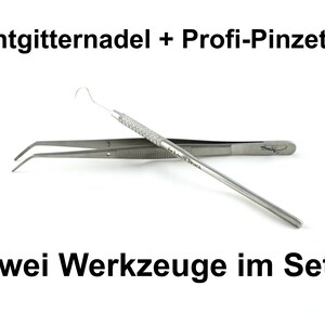 Könnte beinhalten: Ein Set aus zwei silbernen Werkzeugen zum Löten und Schmuckmachen. Das Set enthält eine Pinzette und ein Nadelwerkzeug. Die Werkzeuge befinden sich auf einem weißen Hintergrund. Der Text "Entgitternadel + Profi-Pinzette" und "Zwei Werkzeuge im Set!" ist im Bild sichtbar.