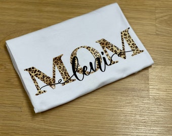 MOM Leo Shirt / personalisiertes Mama T-Shirt / Geschenk / Mama  / Mutter / Muttertag / Familien Shirt / weiss XS-5XL