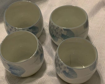 Vintage Porzellan Original Signiert Set 4 Toyo Sake Teetassen Blaue Blumen auf Weiß