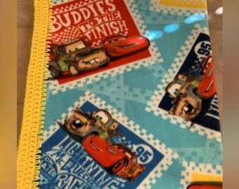 Manta polar de Disney Cars con borde de crochet amarillo, diseño de Rayo McQueen y Mater, aprox. 91 x 76 cm