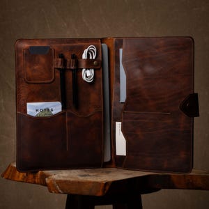 Läderfodral till MacBook: Handgjord Tech Folio med pennhållare