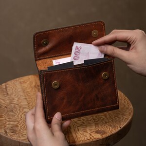 Cartera organizadora de cuero genuino hecha a mano, tarjetero delgado personalizado hecho a mano, monedero de diseño moderno con grabado. imagen 4