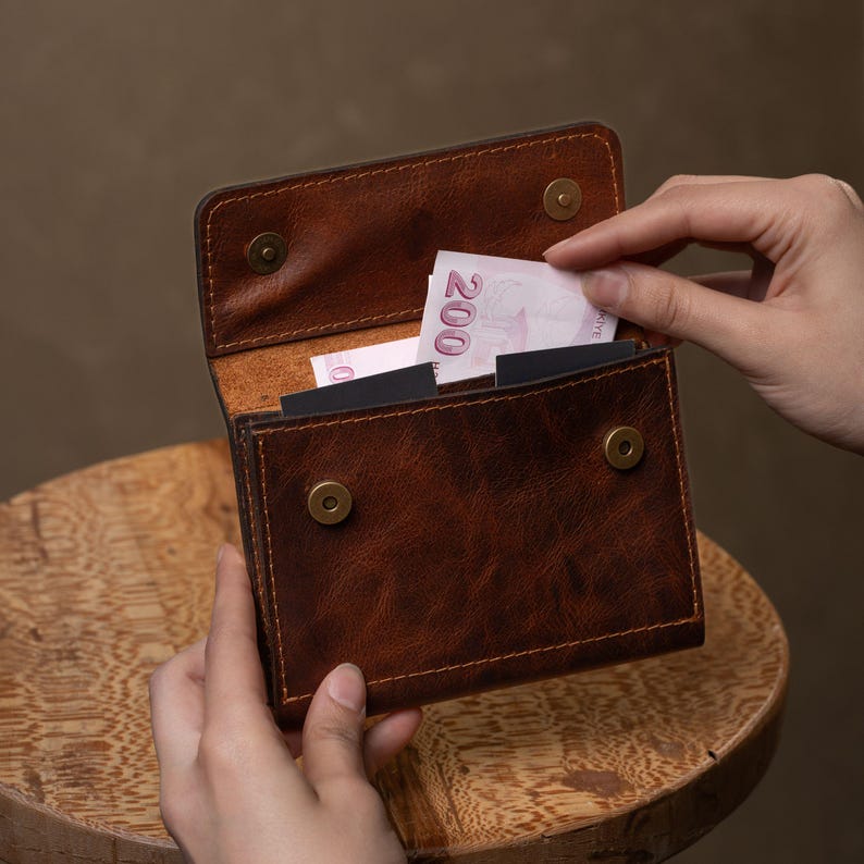 Cartera organizadora de cuero genuino hecha a mano, tarjetero delgado personalizado hecho a mano, monedero de diseño moderno con grabado. imagen 4