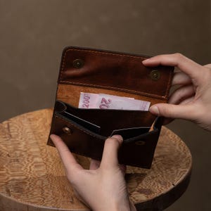 Cartera organizadora de cuero genuino hecha a mano, tarjetero delgado personalizado hecho a mano, monedero de diseño moderno con grabado. imagen 5