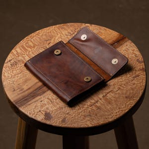 Cartera organizadora de cuero genuino hecha a mano, tarjetero delgado personalizado hecho a mano, monedero de diseño moderno con grabado. imagen 3