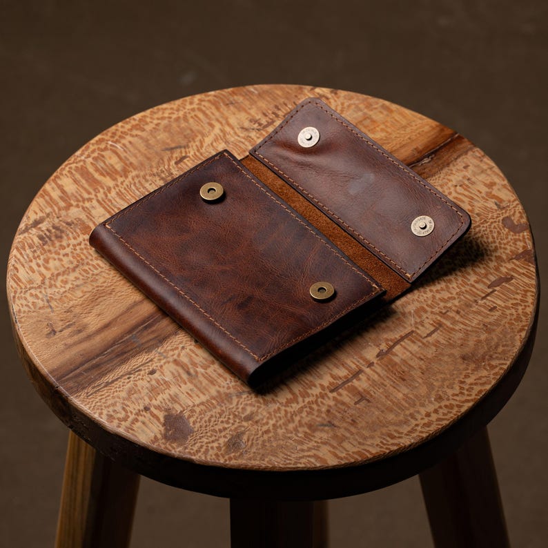 Cartera organizadora de cuero genuino hecha a mano, tarjetero delgado personalizado hecho a mano, monedero de diseño moderno con grabado. imagen 3