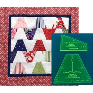 Pode incluir: Um conjunto de modelos de acolchoado verde e branco para fazer um bloco de acolchoado com um padrão de chevron. O conjunto de modelos inclui duas peças, uma para um bloco acabado de 3 1/2 polegadas e outra para um bloco acabado de 3 1/6 polegadas. O conjunto de modelos é chamado de "CutRite Slit 'n Sew Tumbler".