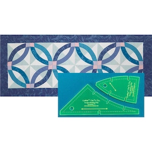Op de afbeelding: Een groene plastic quiltmal voor het maken van een quiltblok met dubbele trouwring. De mal is gelabeld "Craftsy - Stitch 'n Sew Double Wedding Ring Template CT".