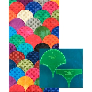 Könnte beinhalten: Eine grüne Kunststoff-Nähschablone zum Erstellen eines Fischschuppenmusters. Die Schablone ist mit "Cufflinks" und "Größe 11,5" beschriftet und 30,5 cm lang. Die Schablone wird vor einem blauen Hintergrund mit einer bunten Stoffprobe eines Fischschuppenmusters gezeigt.