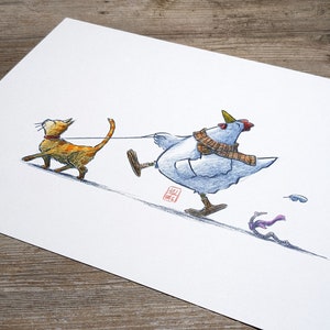 Op de afbeelding: Een witte kip met een bruine sjaal en een rode muts loopt met een gemberkat aan de lijn. De kip kijkt naar rechts en de kat kijkt omhoog. De kip draagt een rode muts en een bruine sjaal. De kat draagt een rode halsband.