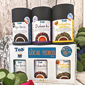 Puede incluir: Una caja de t&eacute; de hoja suelta con tres variedades diferentes: Tyne Brew, Durham Tea y Northumbrian Wild Flower. La caja es blanca con una etiqueta azul y blanca que dice "The Tea Enthusiasts" y "The Local Heros".