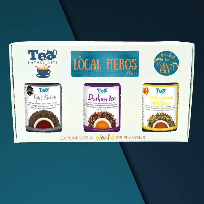 Puede incluir: Una caja blanca con el texto "The Tea Enthusiasts" y "The Local Heros Box" en ella. La caja contiene tres peque&ntilde;as latas de t&eacute; de hojas sueltas: Tyne Brew, Durham Tea y Northumbrian Wild Honey.