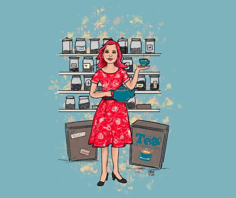 Puede incluir: Una mujer con cabello rojo se encuentra frente a un estante de tarros de t&eacute;. Ella sostiene una tetera azul en una mano y una taza de t&eacute; en la otra. El estante est&aacute; etiquetado como "The Tea Enthusiasts".