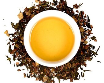 Té verde de hojas sueltas, tarta de pera y chocolate.