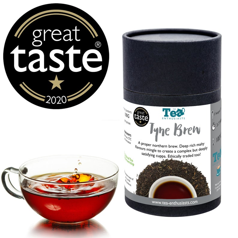 Puede incluir: Un contenedor cil&iacute;ndrico negro de t&eacute; Tyne Brew con una etiqueta en blanco y negro. La etiqueta presenta el texto "Tyne Brew" y el lema "A proper northern brew. Deep rich malty flavours mingle to create a complex but deeply satisfying cuppa. Ethically traded too!" La etiqueta tambi&eacute;n incluye la direcci&oacute;n del sitio web "www.tea-enthusiasts.com".