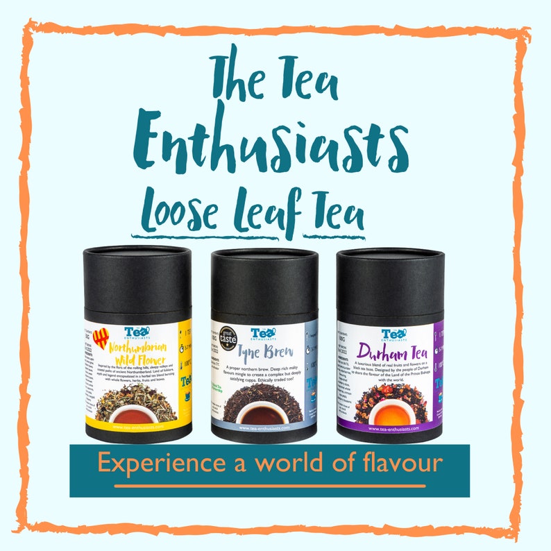 Puede incluir: Tres recipientes cil&iacute;ndricos negros de t&eacute; de hoja suelta. Los recipientes est&aacute;n etiquetados como "Northumbrian Wild Flower", "Tyne Brew" y "Durham Tea". El texto "The Tea Enthusiasts Loose Leaf Tea" est&aacute; en la parte superior de la imagen. El texto "Experience a world of flavour" est&aacute; en la parte inferior de la imagen.
